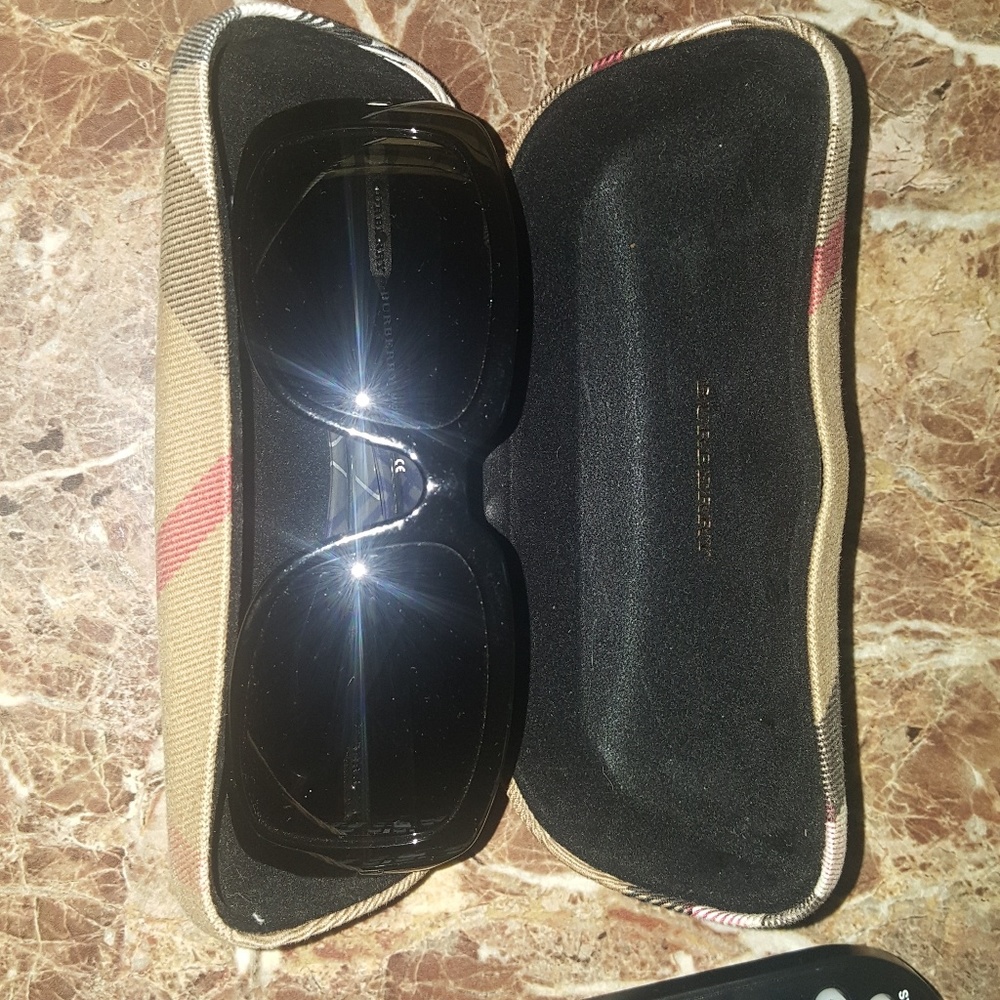 EUC: BURBERRY SUN GLASSES - Picture 2 of 2
